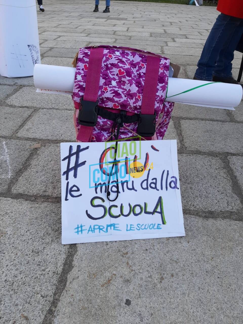 La protesta dei genitori in piazza Cavour a Como:"Facciamo tornare in aula i ragazzi"