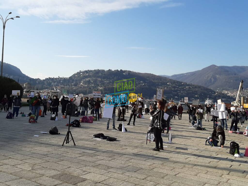 La protesta dei genitori in piazza Cavour a Como:"Facciamo tornare in aula i ragazzi"