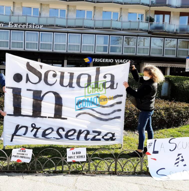 La protesta dei genitori in piazza Cavour a Como:"Facciamo tornare in aula i ragazzi"