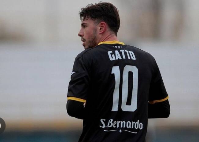 massimiliano gatto como in campo di spalle