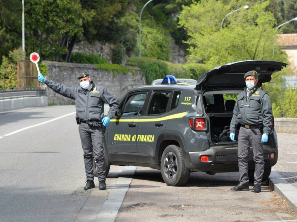 pattuglia guardia di finanza di olgiate posto di controllo strada