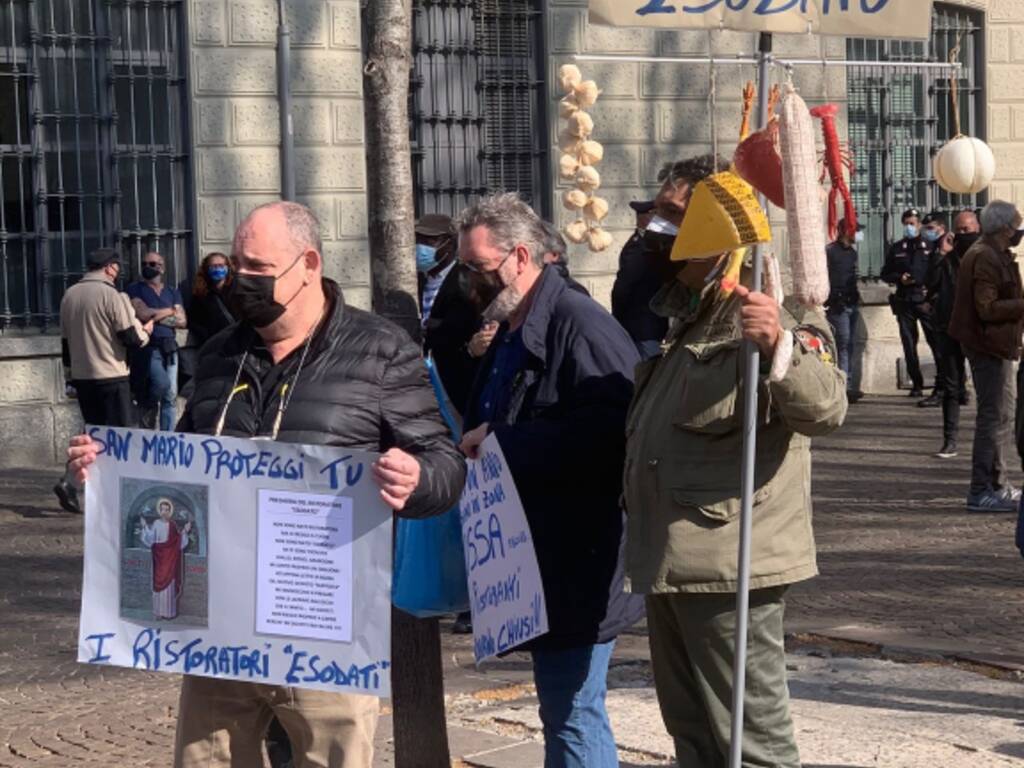 Protesta a Porta Torre di commercianti e ambulanti per riapertura in sicurezza