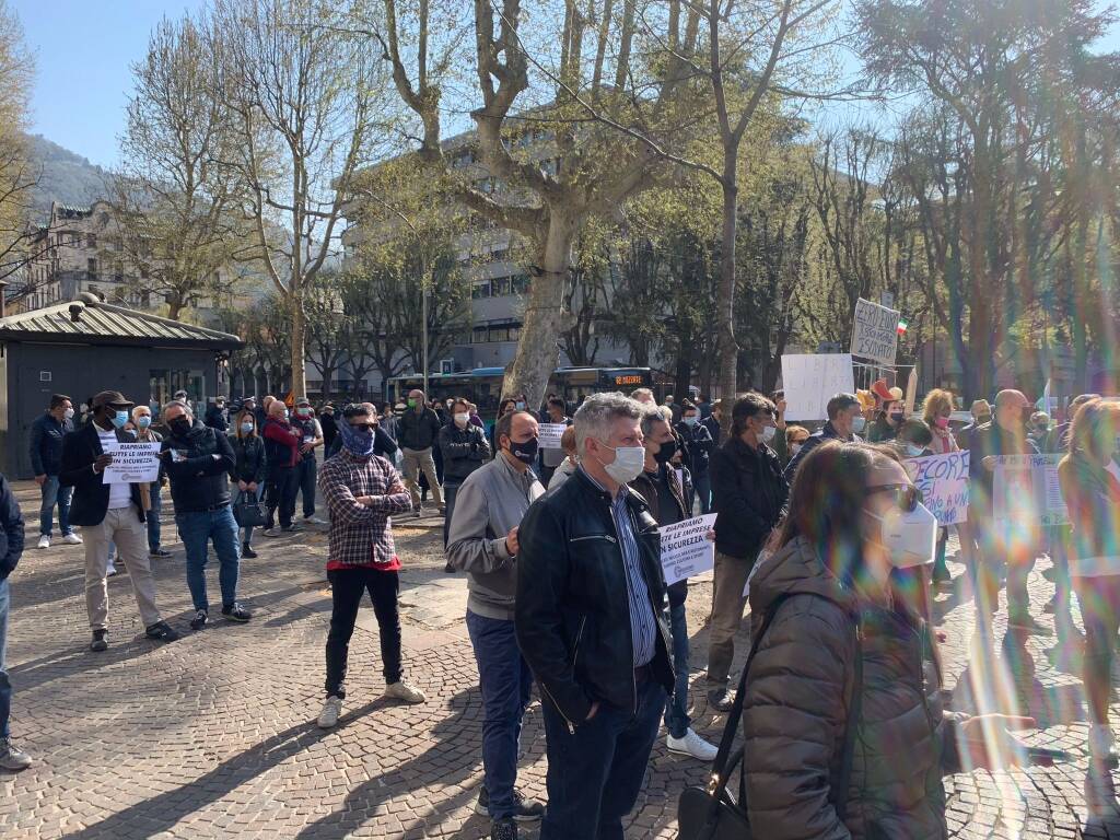 Protesta a Porta Torre di commercianti e ambulanti per riapertura in sicurezza