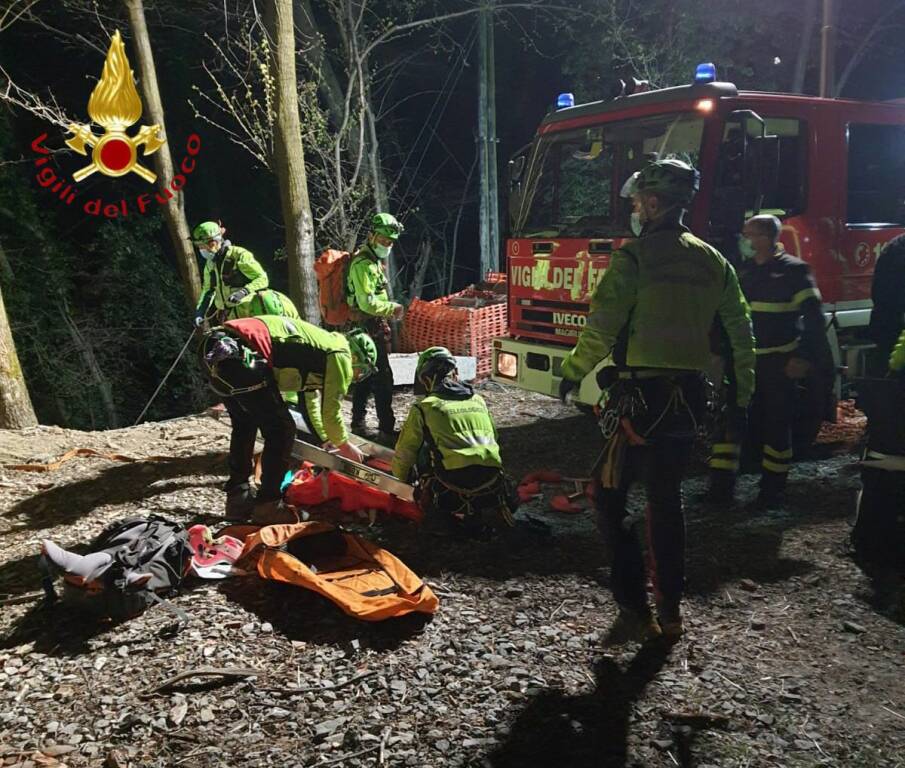 ramponio verna pensionato trovato morto nel burrone recupero pompieri soccorso alpino