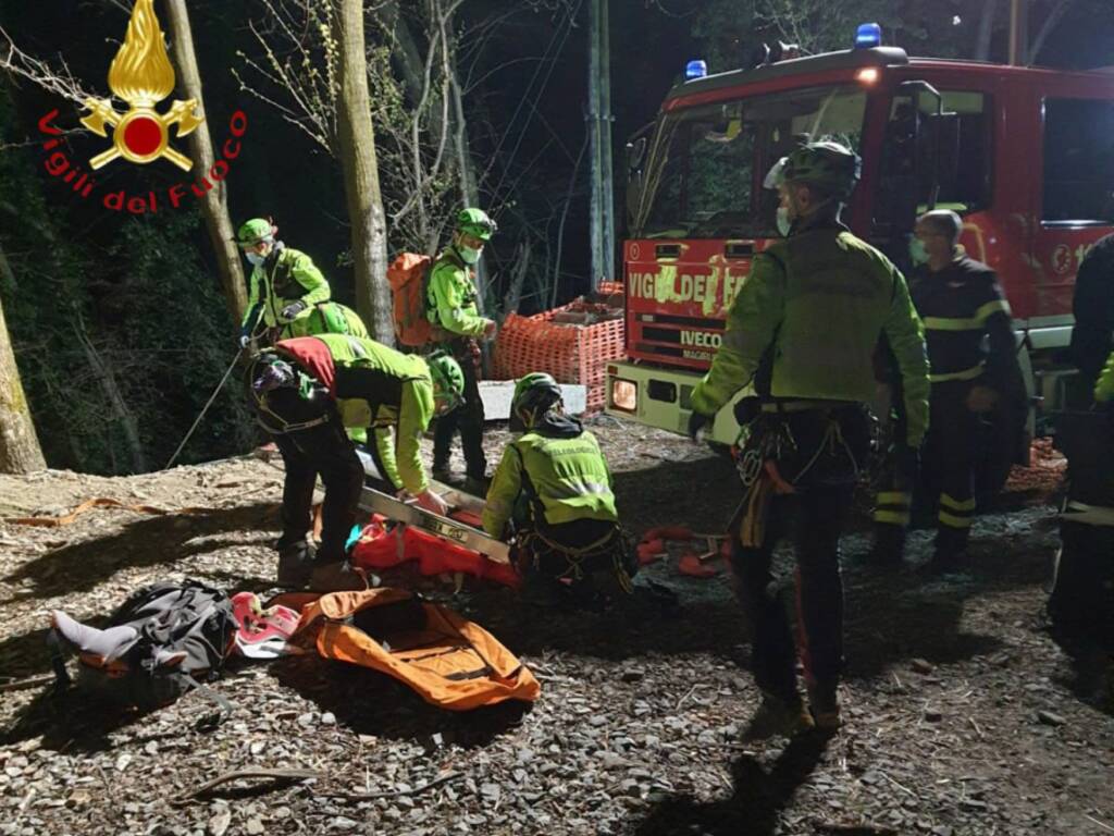 ramponio verna pensionato trovato morto nel burrone recupero pompieri soccorso alpino