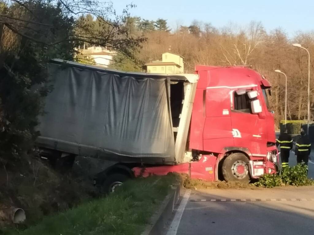 tir lipomo fuori strada via kennedy pompieri