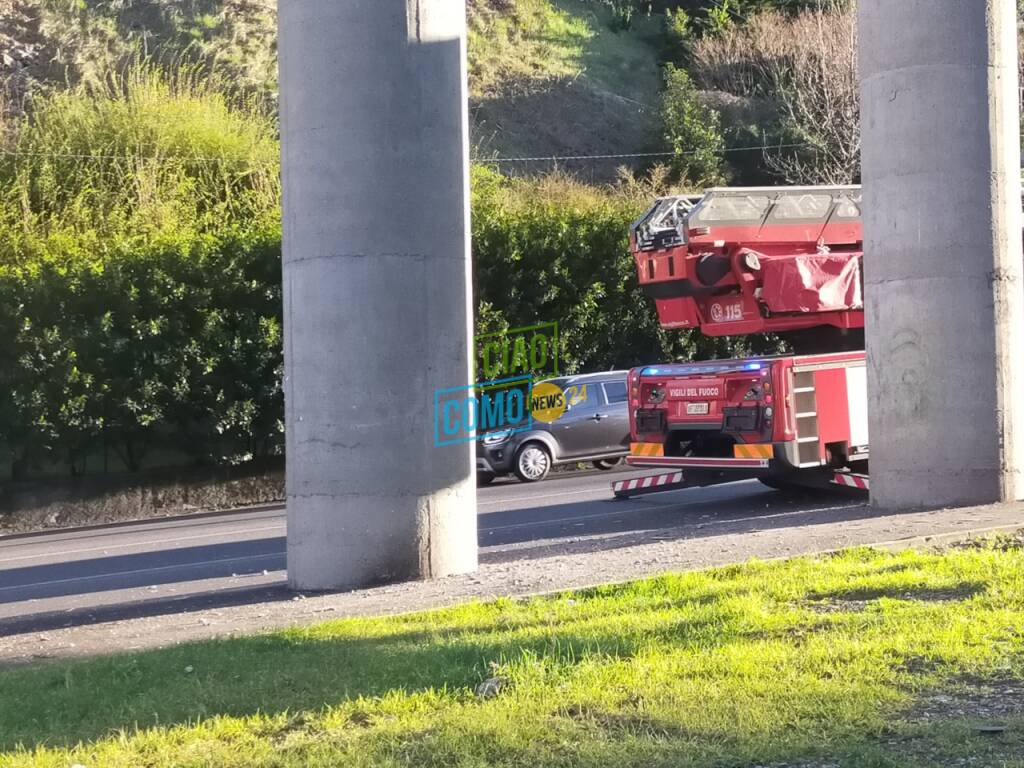 Verifiche dei pompieri a Ponte Chiasso ponte della A9 per distacco calcinacci