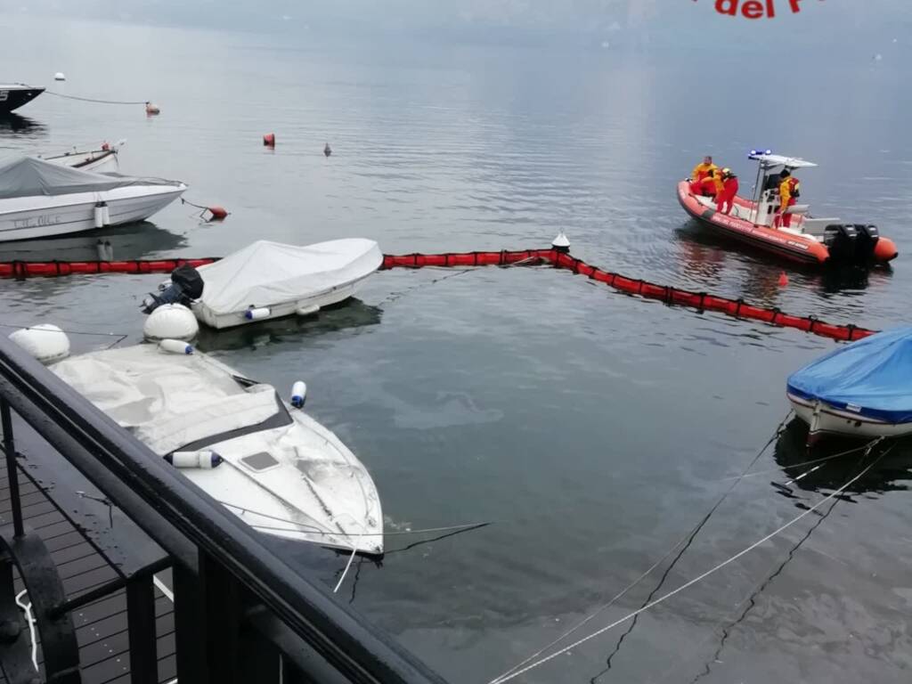 barca affondata lago di como a lenno intervento dei pompieri per recupero