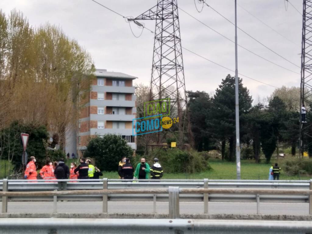 breccia ragazzo salito sul traliccio della corrente e minaccia di buttarsi sotto