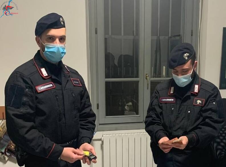 carabinieri cantù fermano a brenna marocchino con droga e soldi nel bosco per spaccio