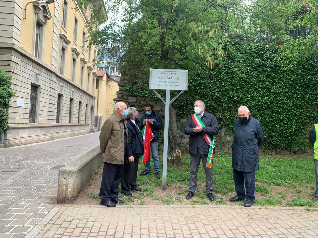 cerimonia intitolazione al professor paolo maggi tratto giardini viale varese como