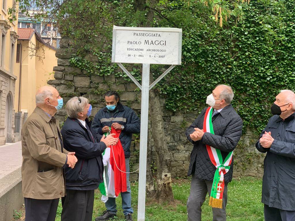 cerimonia intitolazione al professor paolo maggi tratto giardini viale varese como