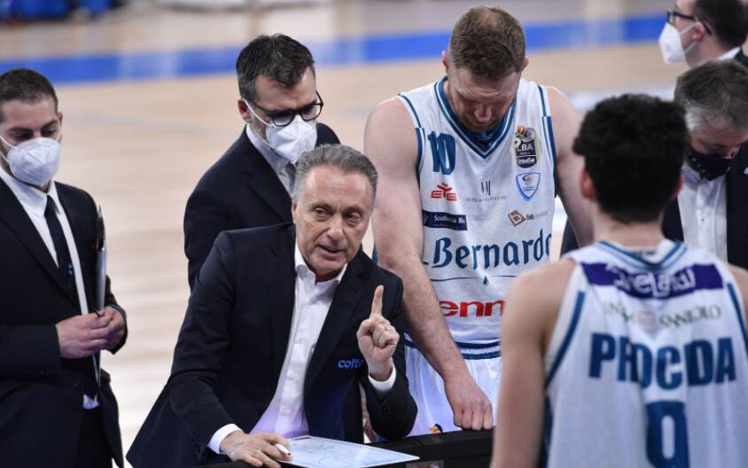 coach bucchi time out pallacanestro cantù con panchina