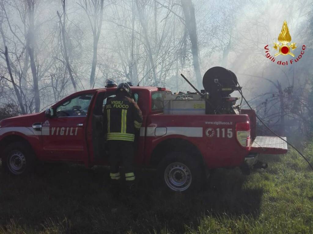 incendio carimate bosco questa sera pompieri