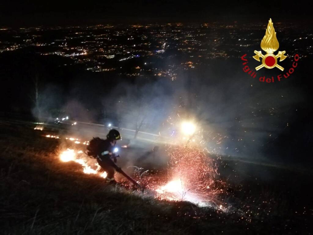 incendio notte monte cornizzolo intervento pompieri buio e fiamme