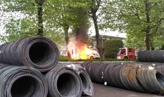 incidente mortale bosisio parini, muove uomo di 37 anni schianto moto auto e incendio
