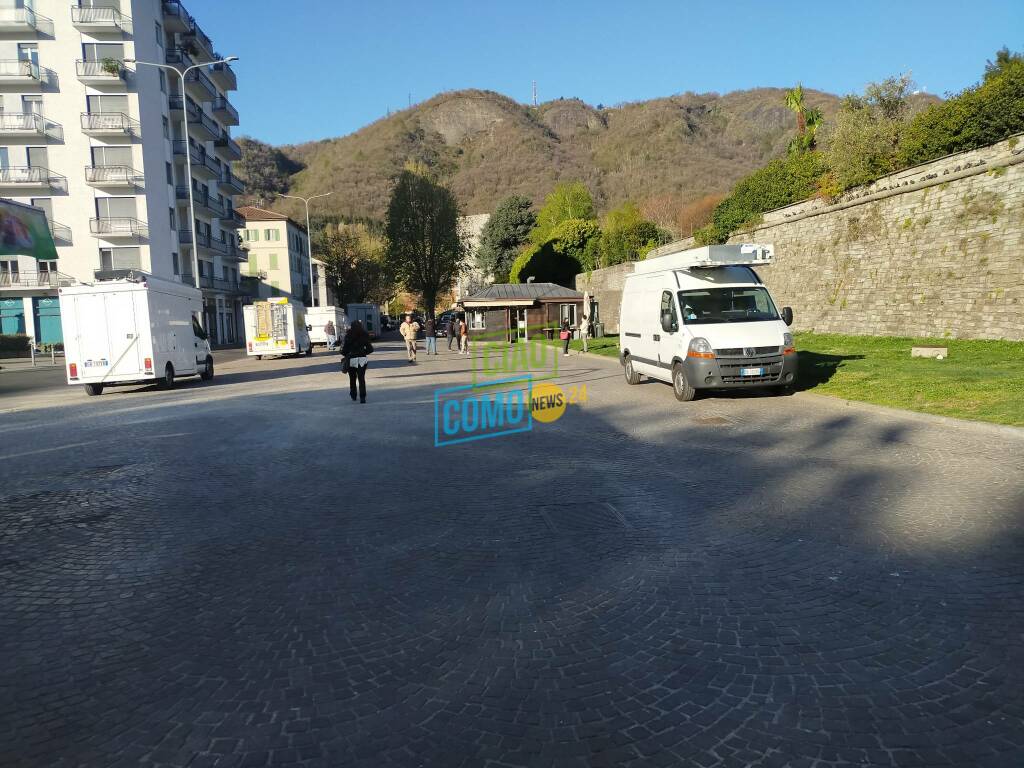 La nuova protesta degli ambulanti a Como: tutti i loro cartelli a Porta Torre