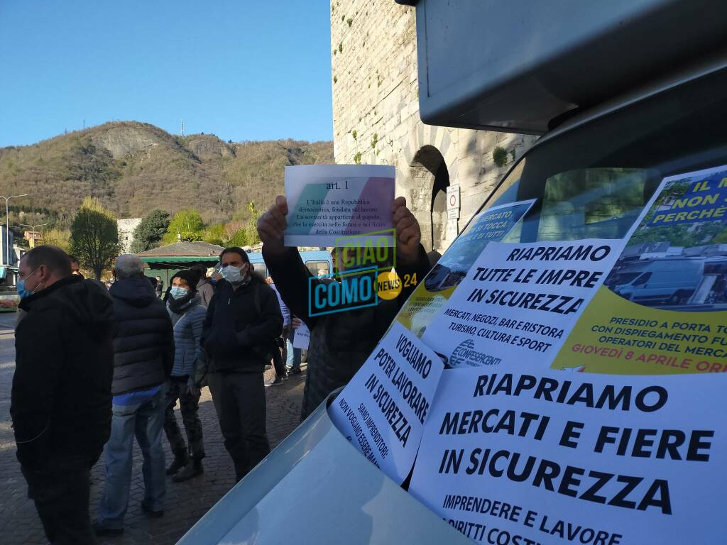 La nuova protesta degli ambulanti a Como: tutti i loro cartelli a Porta Torre