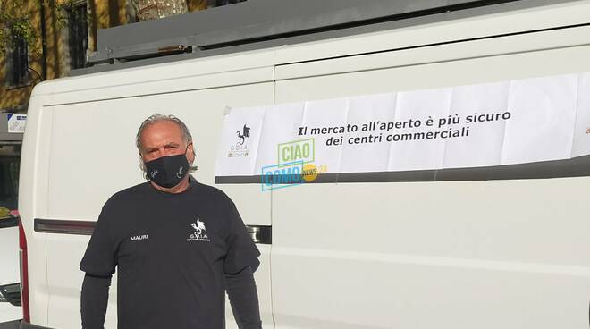 La nuova protesta degli ambulanti a Como: tutti i loro cartelli a Porta Torre