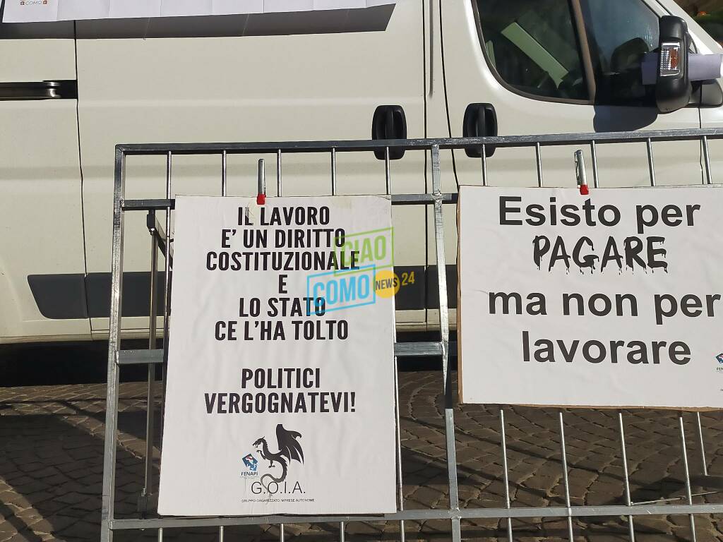 La nuova protesta degli ambulanti a Como: tutti i loro cartelli a Porta Torre