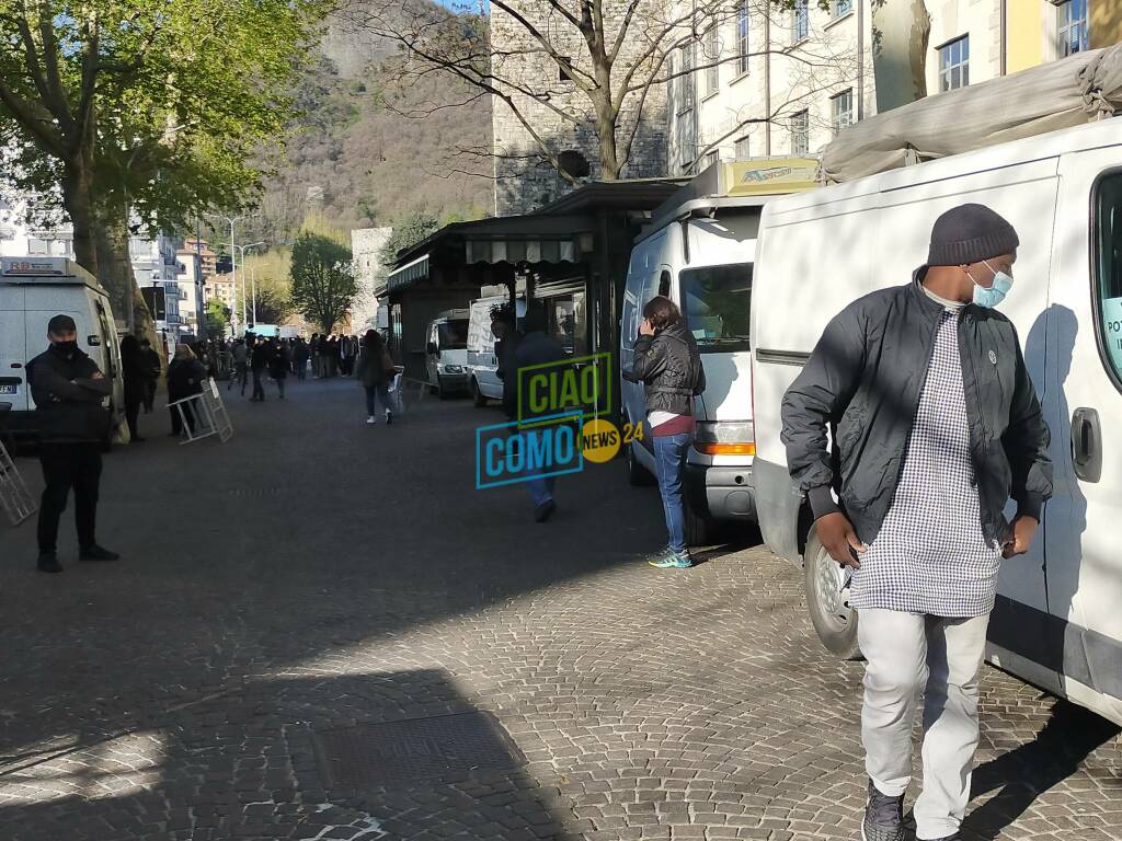 La nuova protesta degli ambulanti a Como: tutti i loro cartelli a Porta Torre