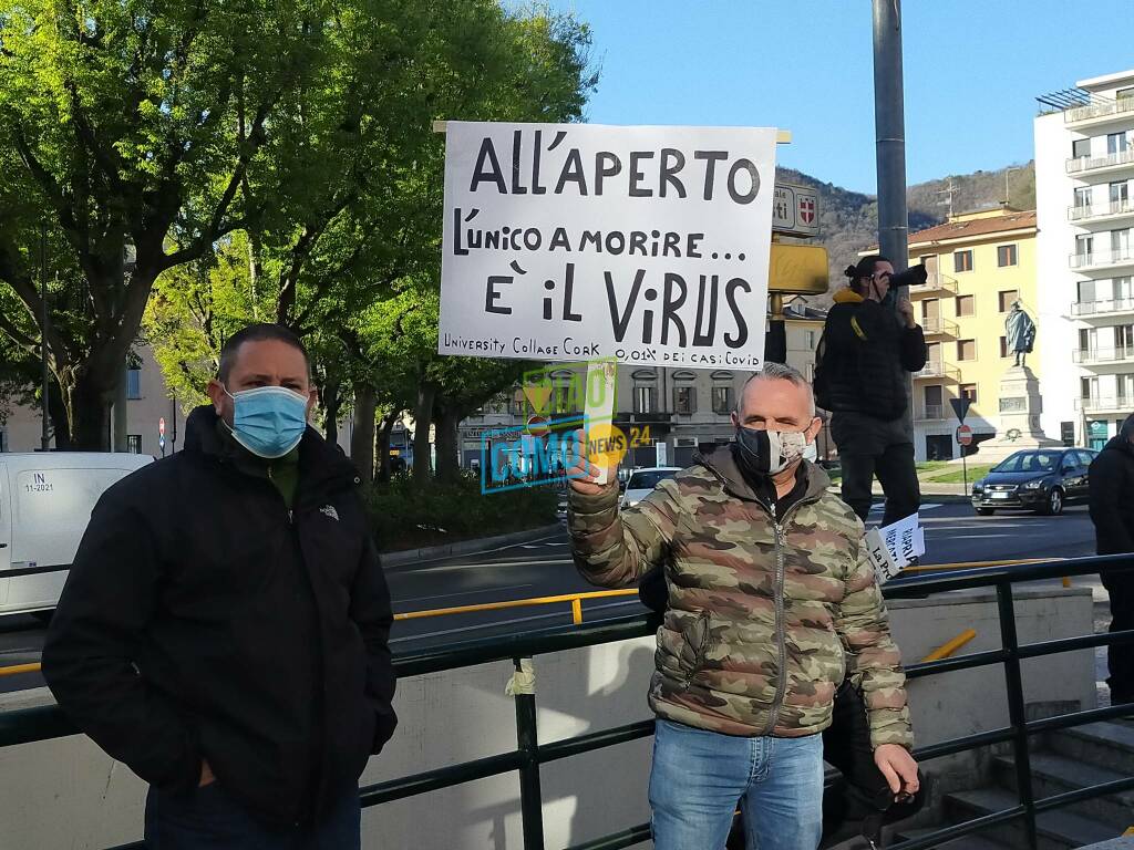 La nuova protesta degli ambulanti a Como: tutti i loro cartelli a Porta Torre