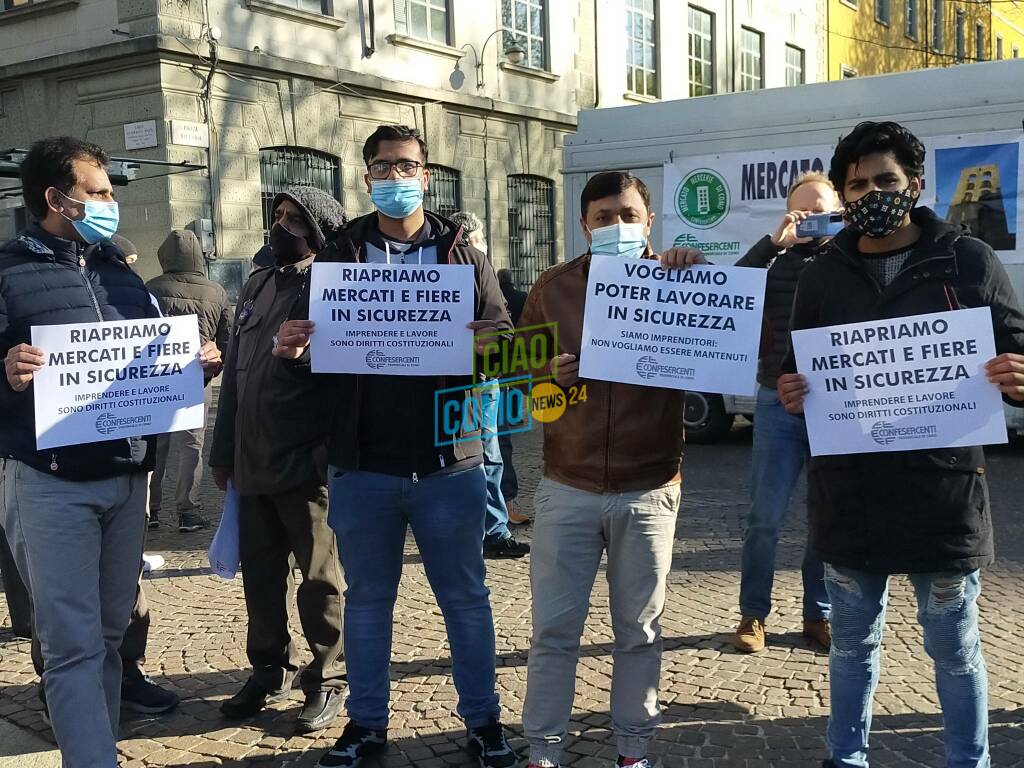 La nuova protesta degli ambulanti a Como: tutti i loro cartelli a Porta Torre