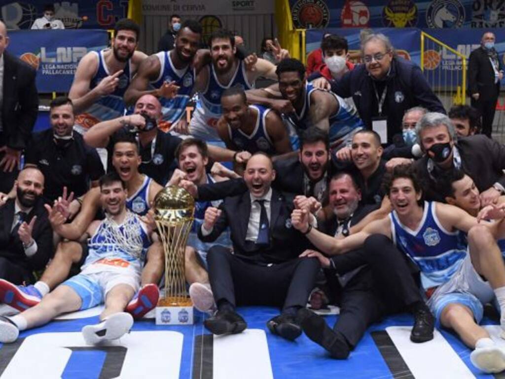 pino sacripanti vince la coppa italia di A2 basekt maschile con napoli