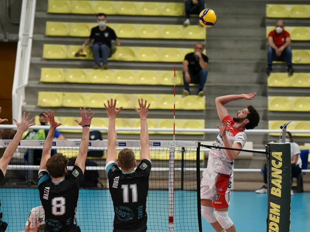 pool libertas cantù supera santa croce e va nei quarti di finale playoff volley maschile