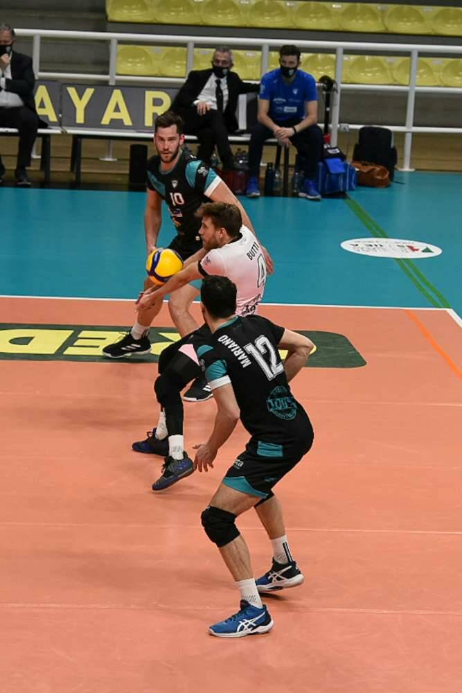 pool libertas cantù supera santa croce e va nei quarti di finale playoff volley maschile