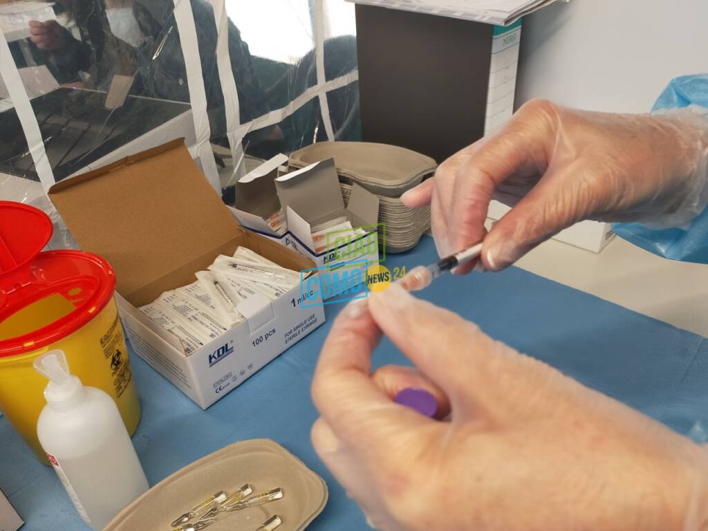 preparazione vaccini anti covid a lurate caccivio hub vaccinale infermiera che prepara dosi