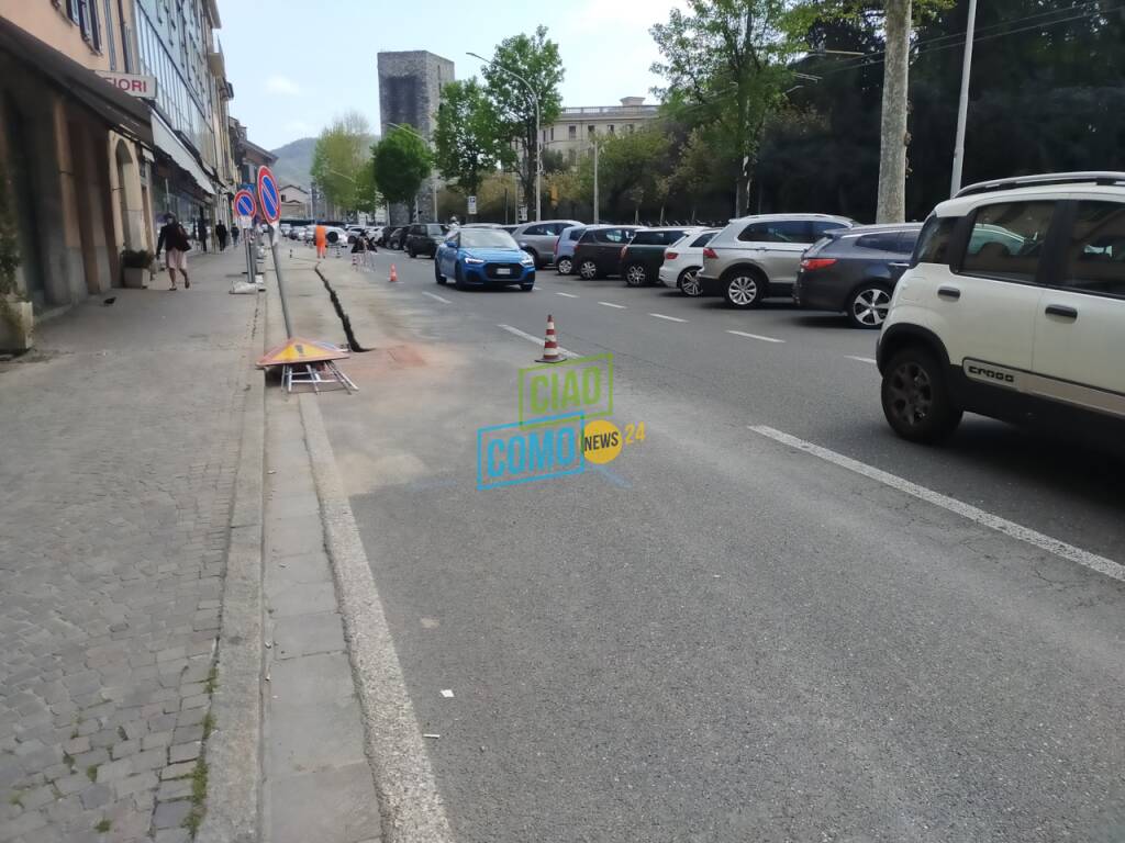 proteste per disagi strade di como, lavori viale levco fibra cartelli e carreggiata ristretta