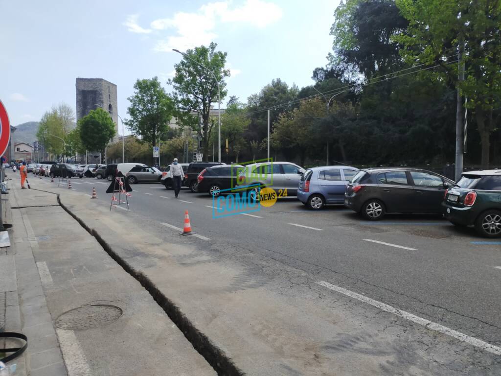 proteste per disagi strade di como, lavori viale levco fibra cartelli e carreggiata ristretta