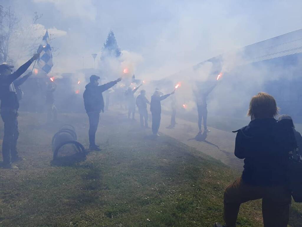 tifosi cantù esterno palazzetto per incitare squadre con torce e sciarpe