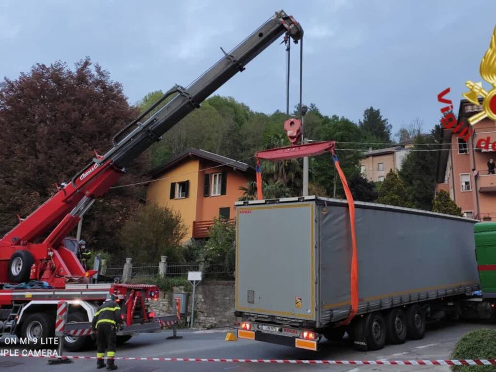 tir straniero bloccato largo silo pompieri per rimetterlo in carreggiata