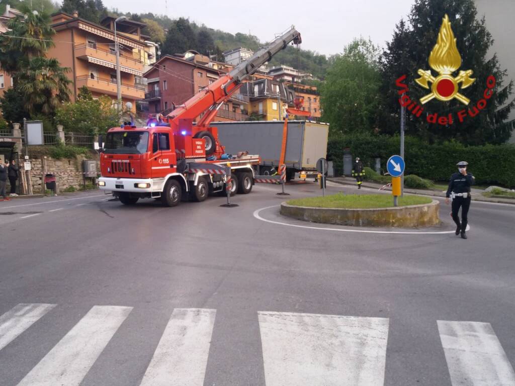 tir straniero bloccato largo silo pompieri per rimetterlo in carreggiata