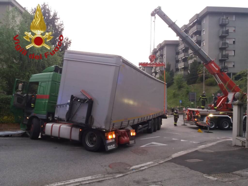 tir straniero bloccato largo silo pompieri per rimetterlo in carreggiata