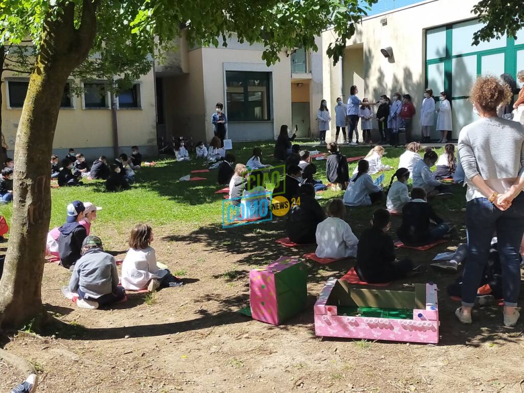 A Lomazzo i bambini e le maestre celebrano la giornata della terra e il 