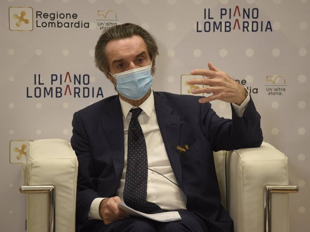 attilio fontana seduto con mascherina annuncio piano vaccini