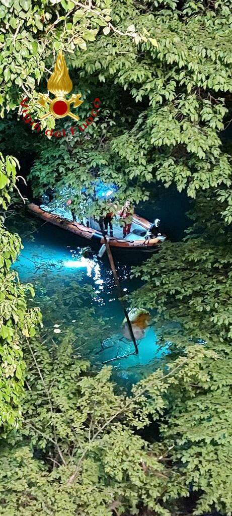 Auto nel lago a San Siro: volo impressionante e il recupero dei Vigili del Fuoco nella notte