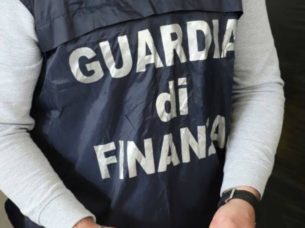 guardia di finanza pezzi di ricambio contraffatti fabbrica di guanzate scoperta e denunce