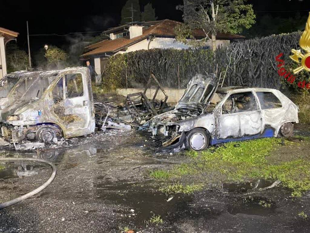 incendipo notte camper a lenno lago di como pompieri zona e mezzo danneggiato