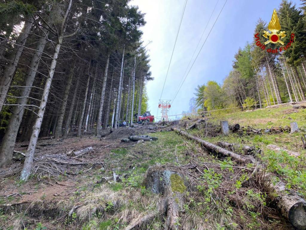 incidente funivia stresa mottarone caduta nel bosco immagini pompieri