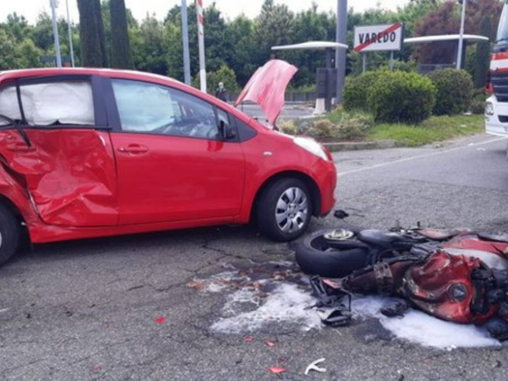 incidente mortale a varedo muore centauro di laglio scontro auto e moto
