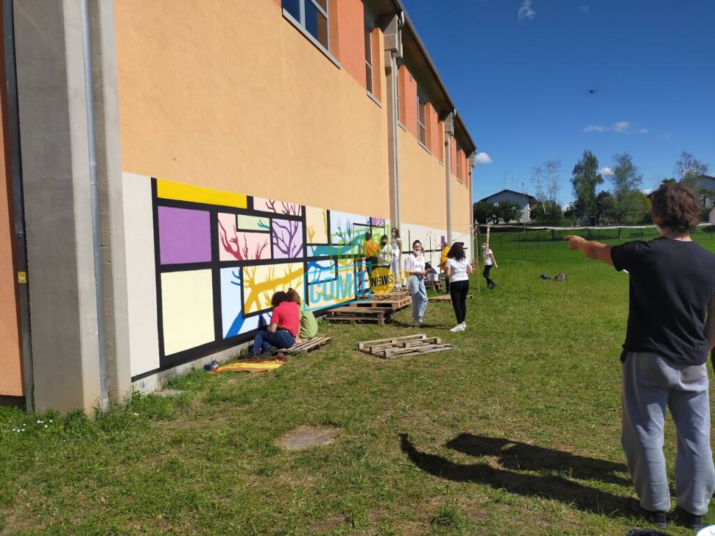 ragazzi liceo melotti lomazzo murales contro i vandali palestra scuola