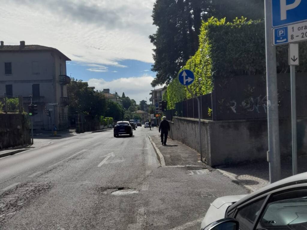 segnalazione residenti a CiaoComo per svolta in via Cardina da via Bellinzona