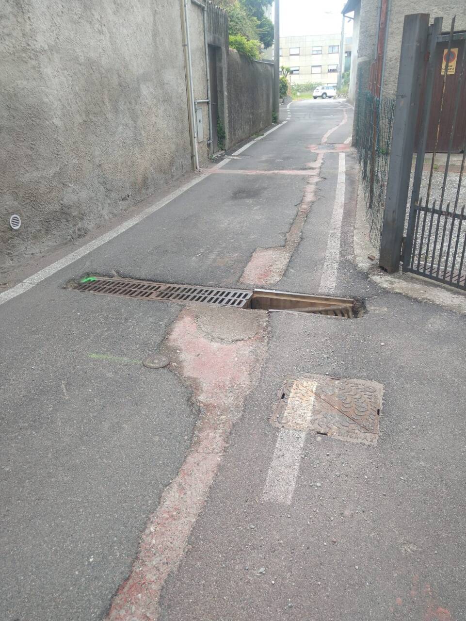 segnalazioni lettori, pericolo in via prestino, griglia tagliata e mai sistemata strada