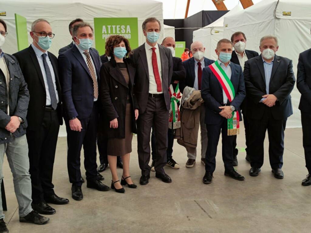 taglio del nastro e presentazione hub vaccinale palatenda di mariano comense