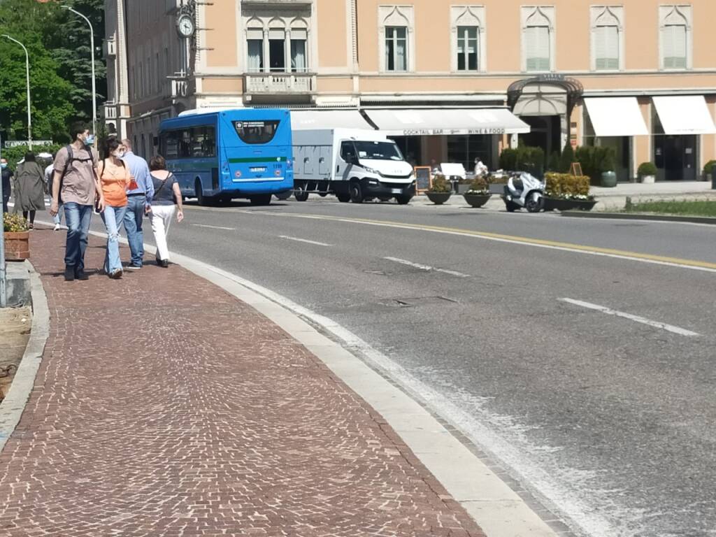 turisti a como dopo riapertura frontiere per covid spasso in città e su lungolago