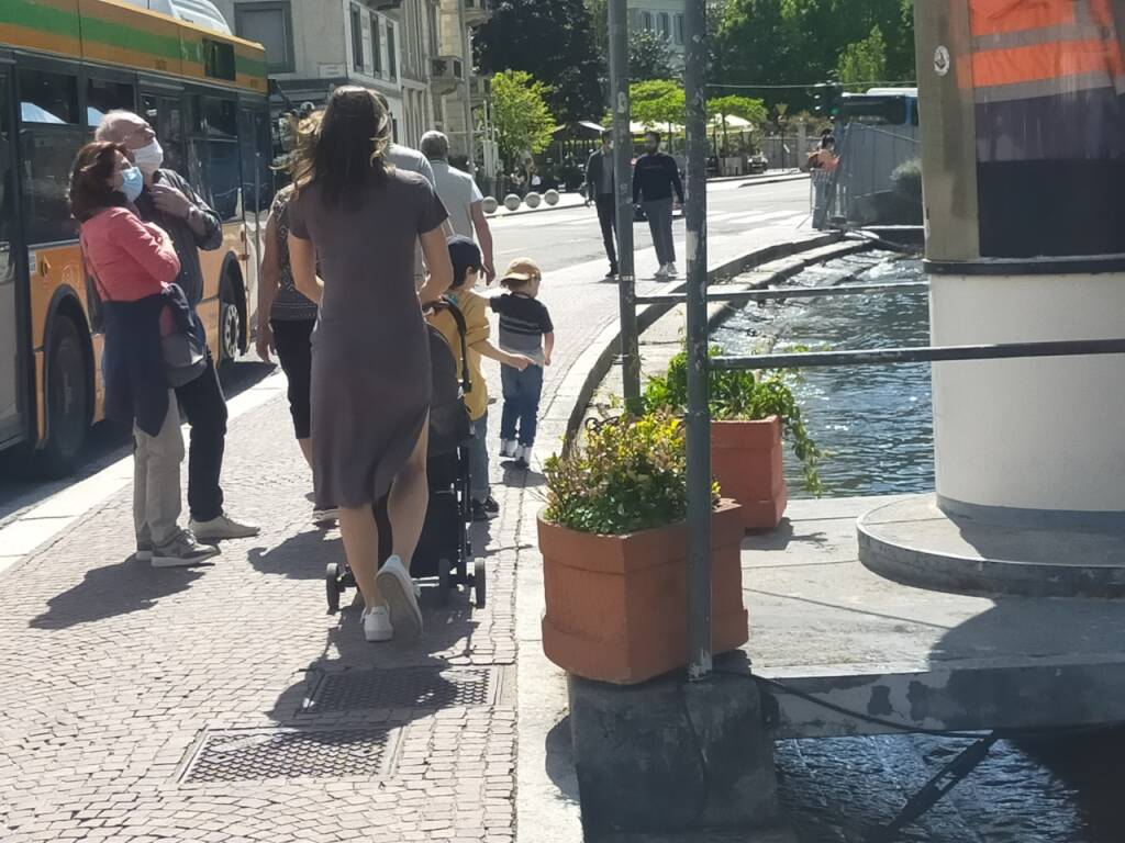 turisti a como dopo riapertura frontiere per covid spasso in città e su lungolago